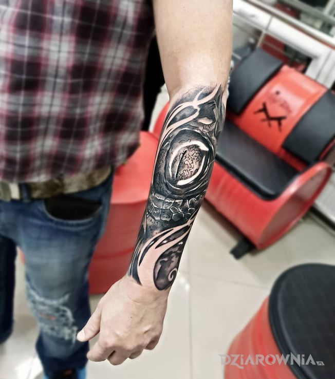 Tatuaż gadzie oko - realistyczne