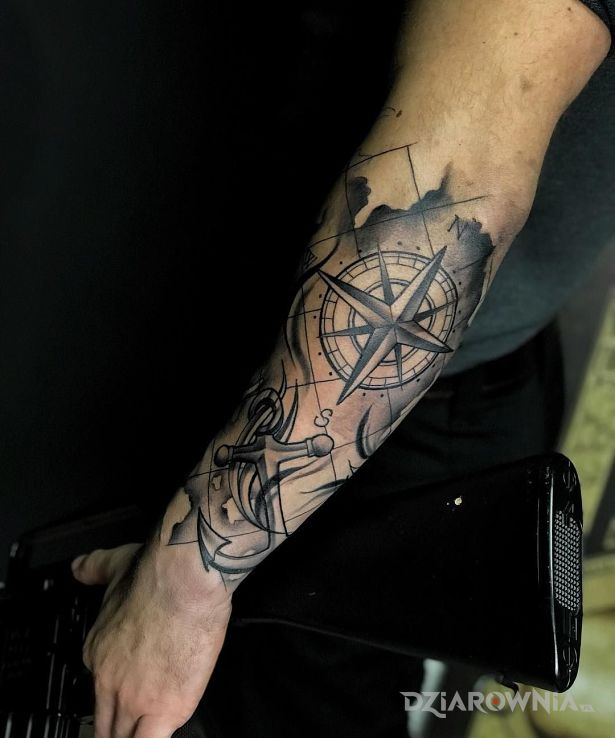 Tatuaż róża wiatrów - przedmioty