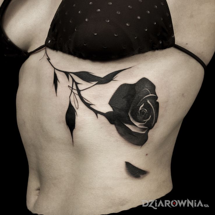 Tatuaż różyczka - seksowne