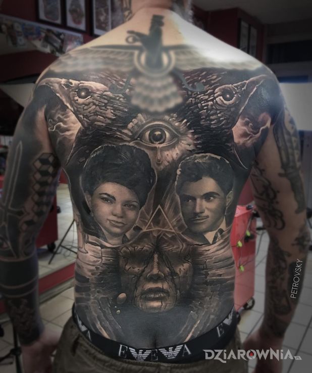 Tatuaż takie dziwy - realistyczne