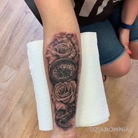 Róża wiatrów w otoczeniu róż. ?