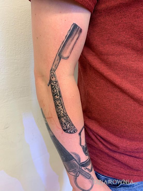 Tatuaż rękaw barbera jeden z tatuaży - rękawy