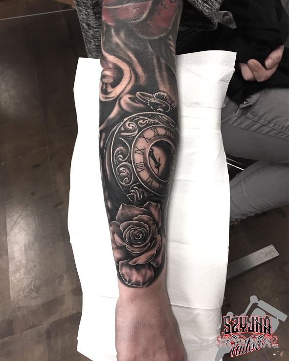 Tatuaż zegar - kwiaty