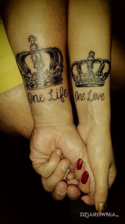 Tatuaż korony i napis - miłosne