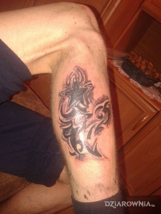 Tatuaż fajna dziara na nogę - tribale