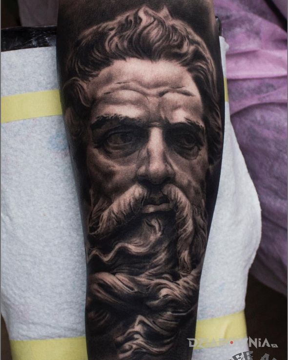 Tatuaż antyczny brodacz - realistyczne