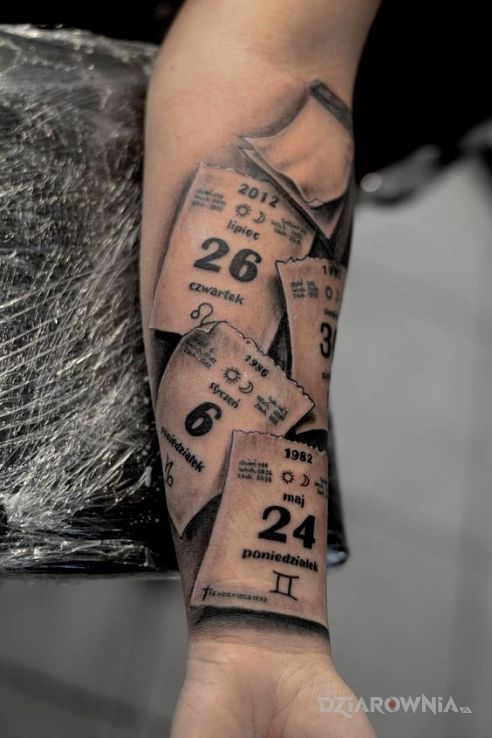 Tatuaż kartki z kalendarza - realistyczne