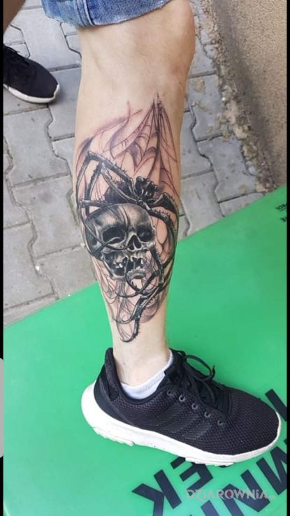 Tatuaż łydka czaszka pajęczyna - czaszki