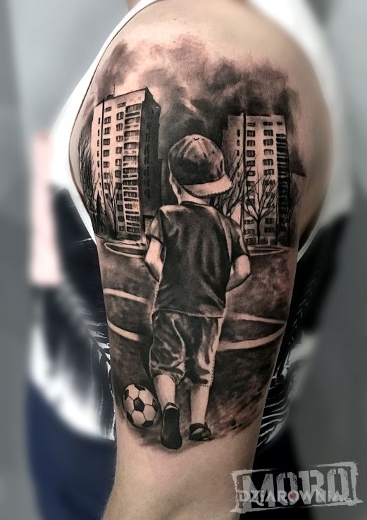 Tatuaż chłopak z piłką boisko bloki - przedmioty