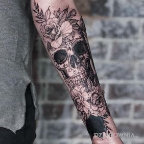 Czaszka a do tego róże