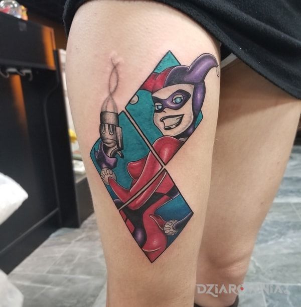 Tatuaż harley quinn z kreskówki - kolorowe