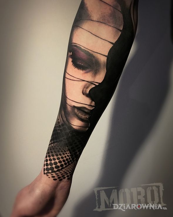 Tatuaż realizm i grafika - trash polka