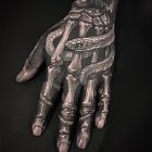 Wężyk między palcami