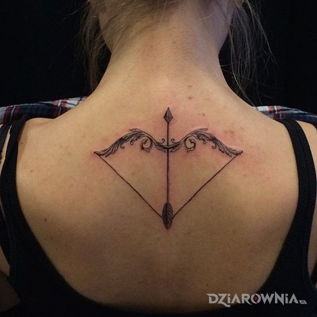 Tatuaż łuk - przedmioty