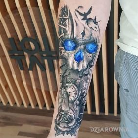 Czaszka Róża dłoń zegar ptaki daty