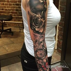 Kobieca twarz i kompas