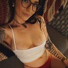 W okularach i w dziarach