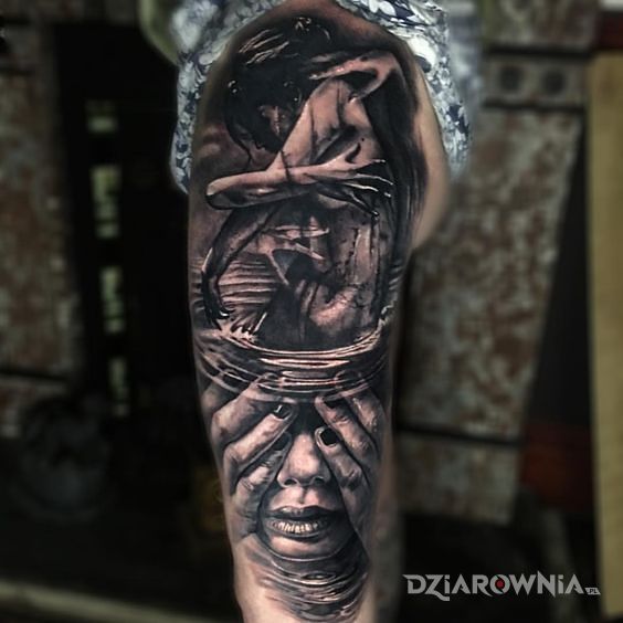 Tatuaż kobieta w objęciach - czarno-szare