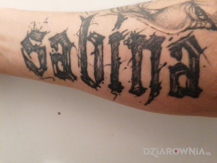 Tatuaż żeby nie zapomnieć jak ma żona na imię - napisy