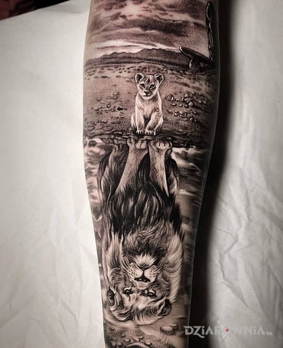 Tatuaż mufasa i simba - czarno-szare