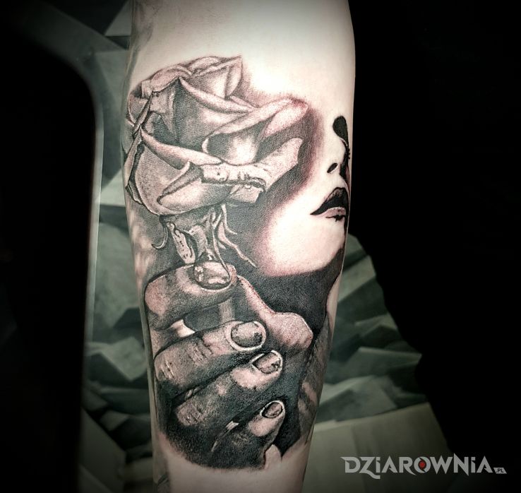 Tatuaż rozy kwiat - czarno-szare