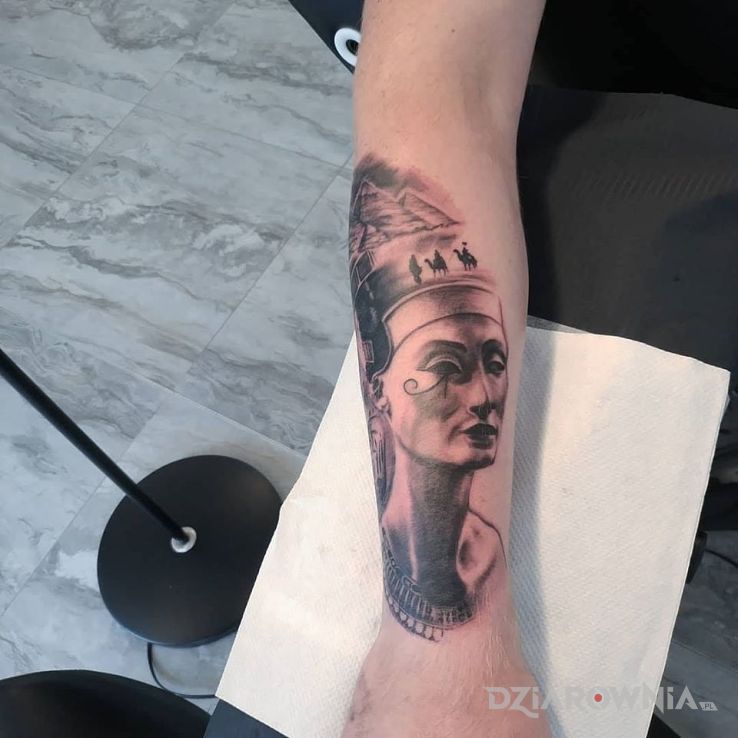 Tatuaż nefretete - czarno-szare