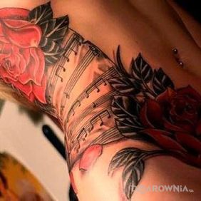 Kwiaty na seksownym ciałku