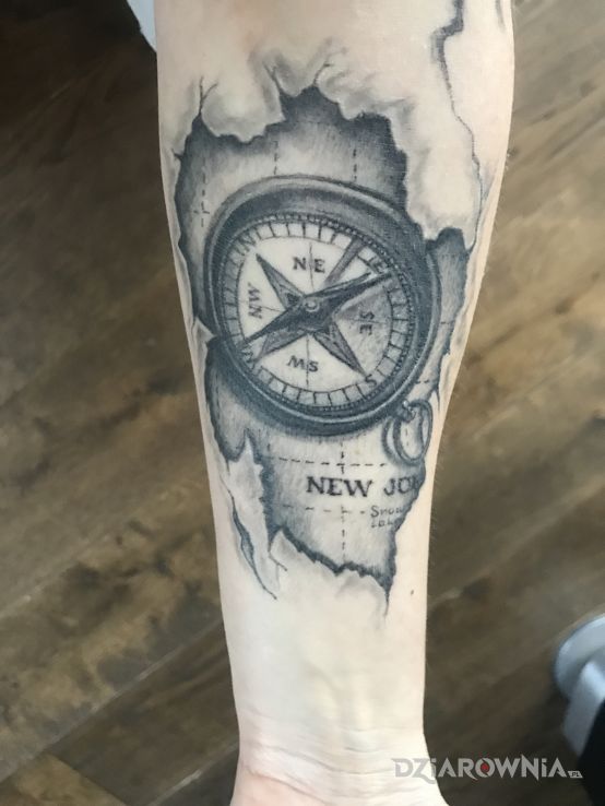 Tatuaż kompas - czarno-szare