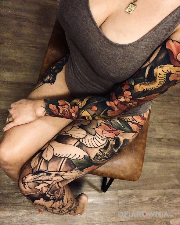 Tatuaż brązowo d - kolorowe