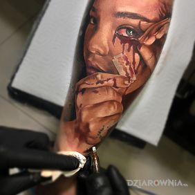 Kolorowa twarz z żyletką