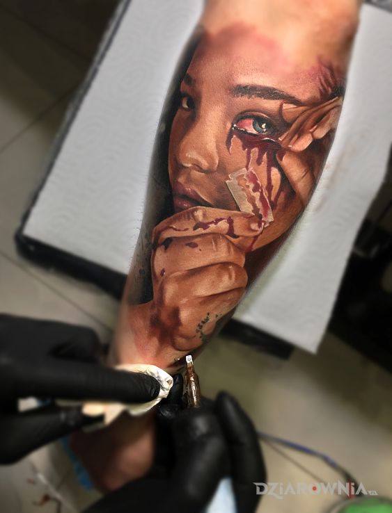 Tatuaż kolorowa twarz z żyletką - twarze