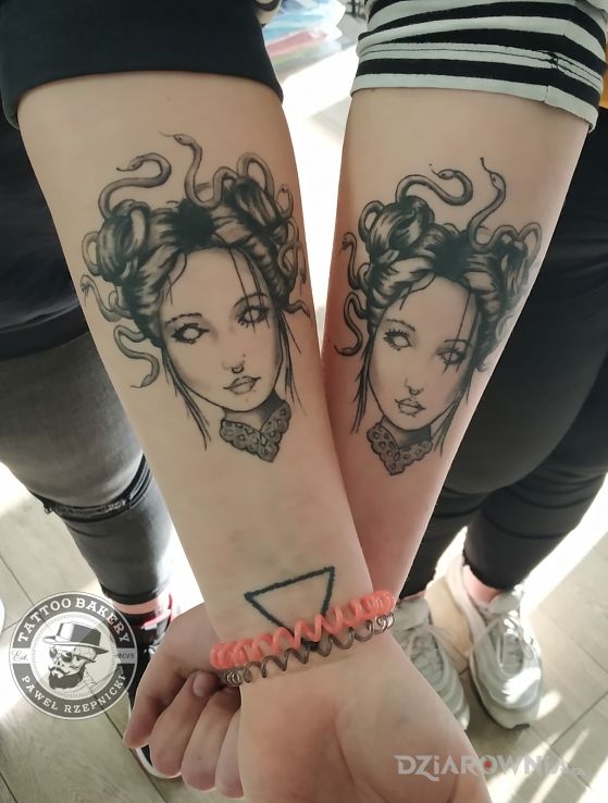 Tatuaż meduzy - czarno-szare