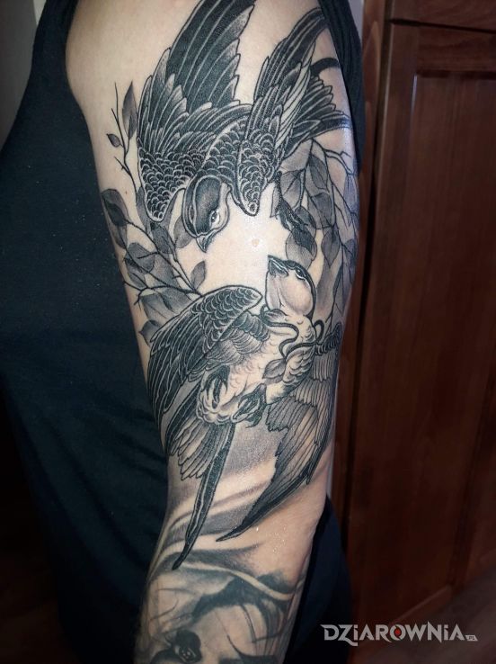 Tatuaż jaskółki - rękawy