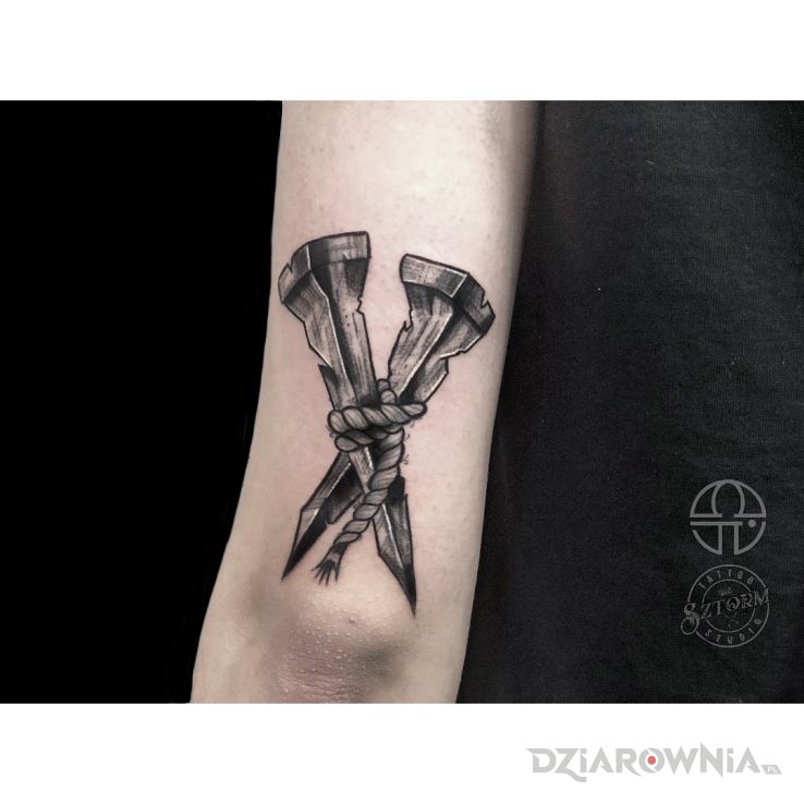 Tatuaż bolesne gwoździe - religijne