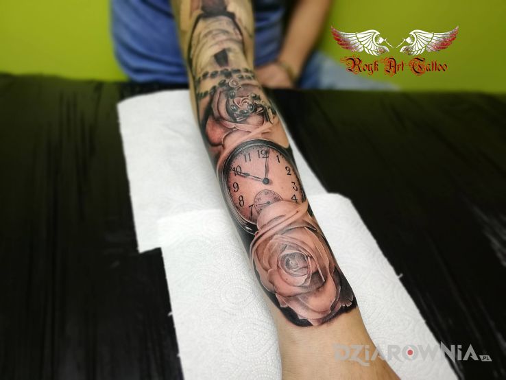Tatuaż róże zegar - kwiaty
