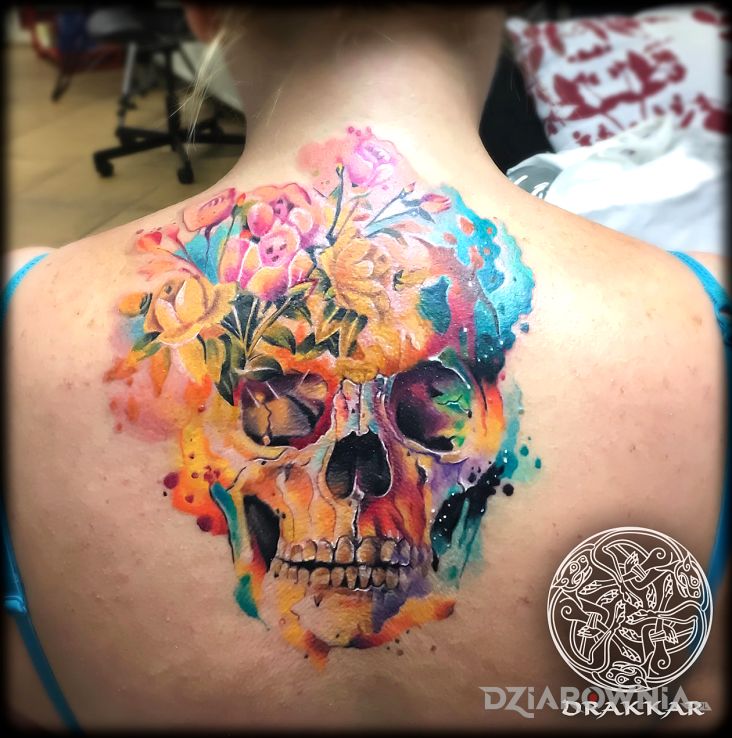 Tatuaż czacha z kwiatów - czaszki