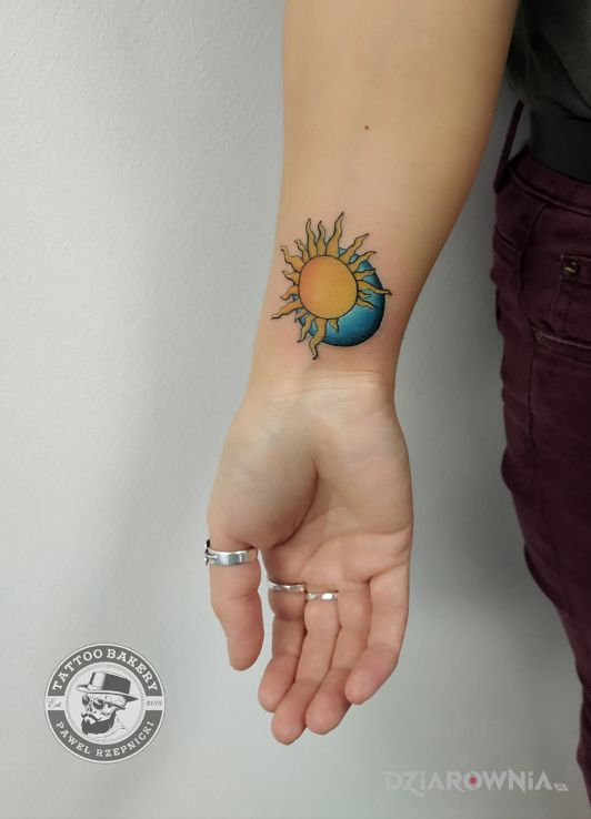 Tatuaż słońce księżyc - kolorowe