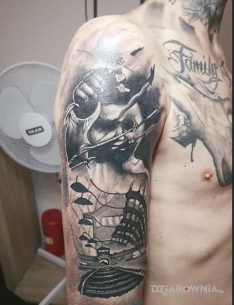 Tatuaż oswiecim - czarno-szare