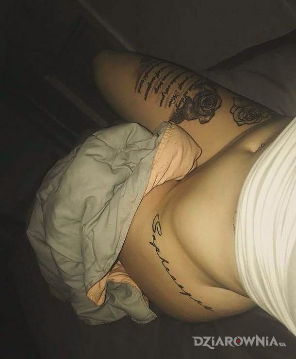 Tatuaż tatuaze na nogach - kwiaty