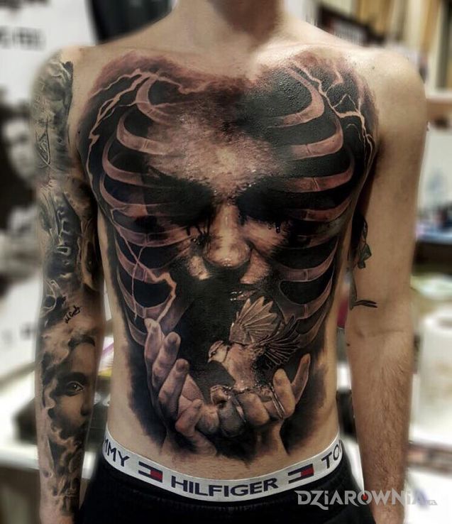 Tatuaż ptak na dłoni - postacie