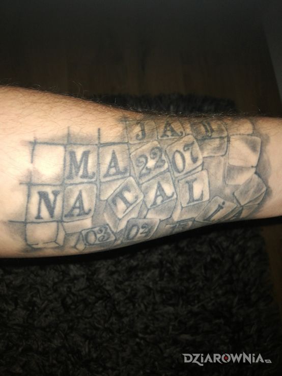 Tatuaż imiona i daty urodzin córek - napisy