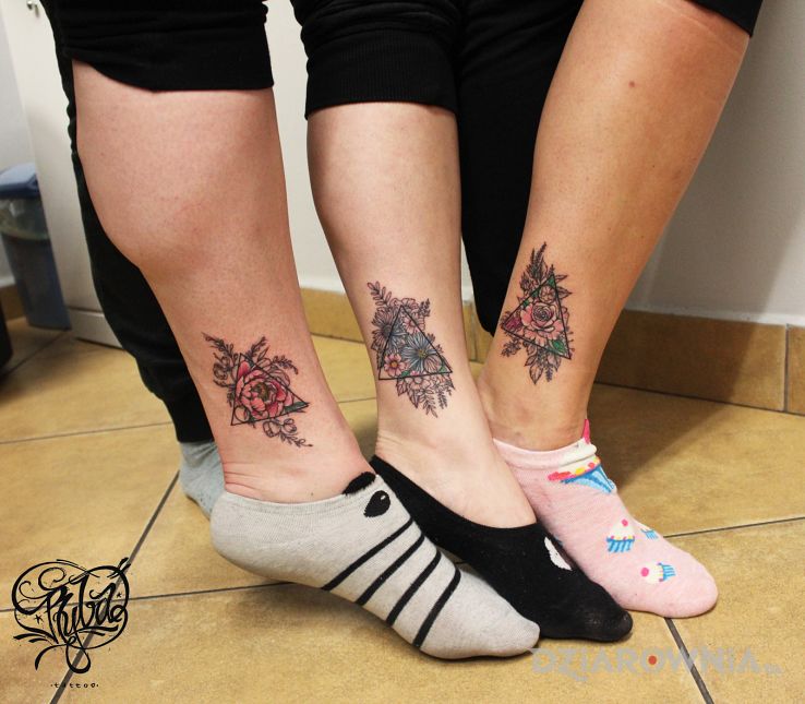 Tatuaż kwiatki w trójkątach - kolorowe