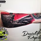 Ręka wychodząca z pyska wilka