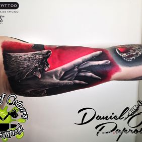 Ręka wychodząca z pyska wilka