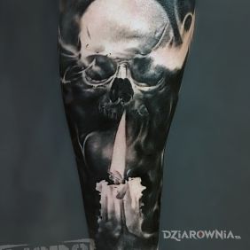 Czaszka ze świecą