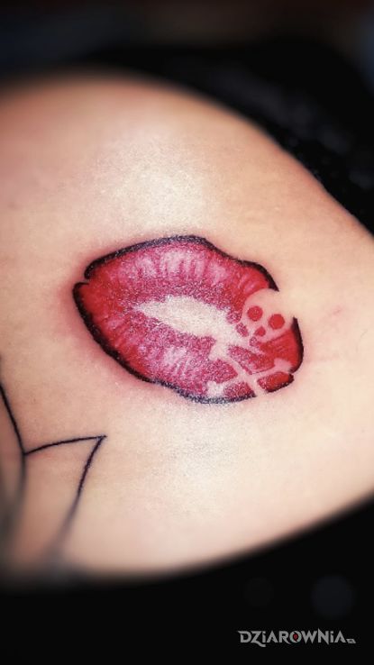 Tatuaż usta - kolorowe