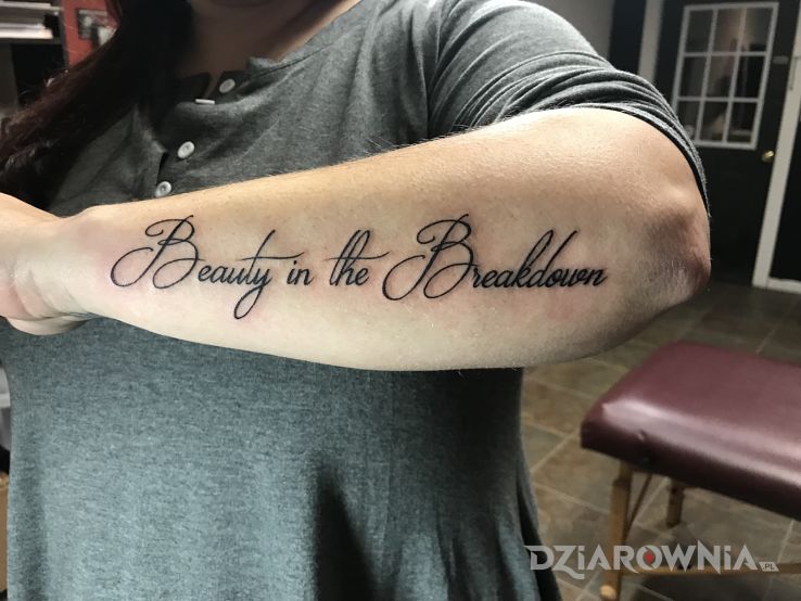 Tatuaż piękno w podziale - napisy