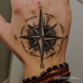 Pierwszy tatuaż. Kompas