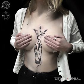 Tatuaż pomiędzy piersiami