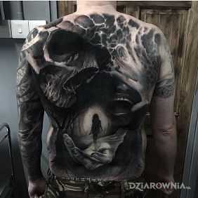 Mocarny tatuaż na plecach